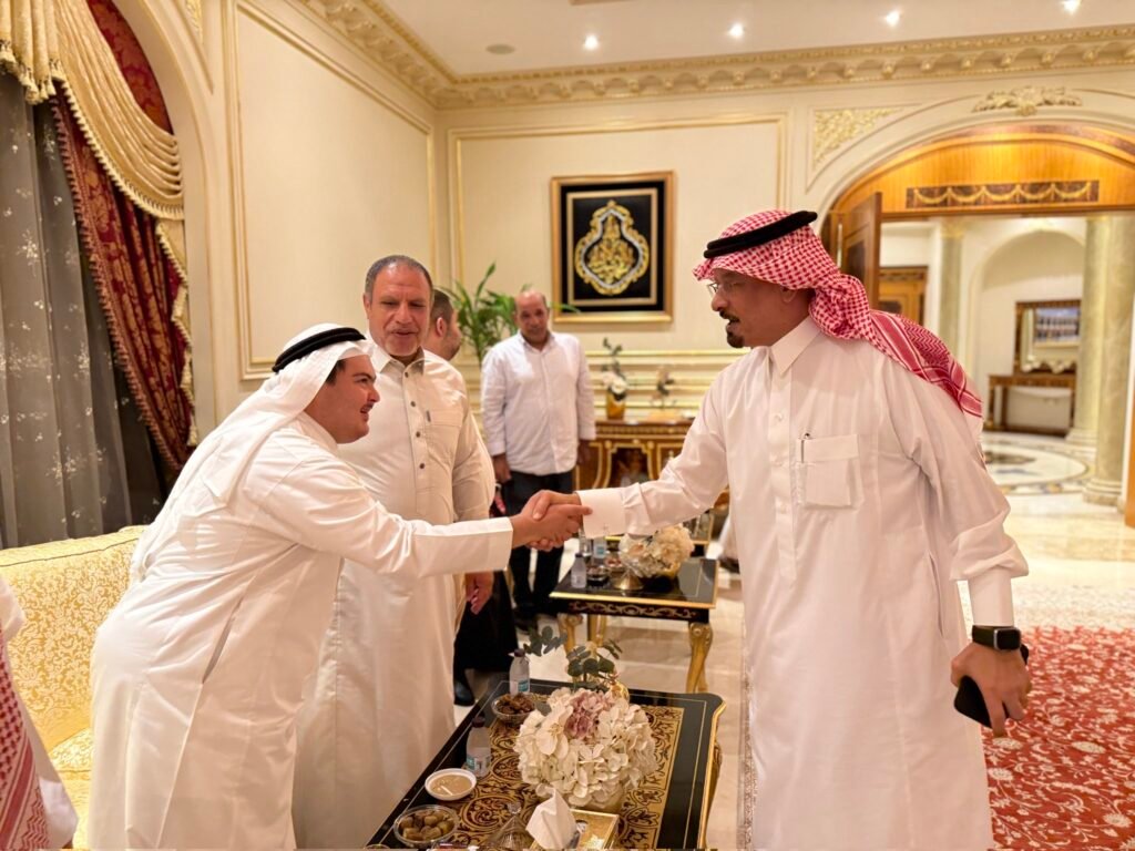 في لفتة مفعمة بالوفاء والدعم.. أبطال “متلازمة النجاح” في ضيافة الشيخ عبداللطيف العبداللطيف