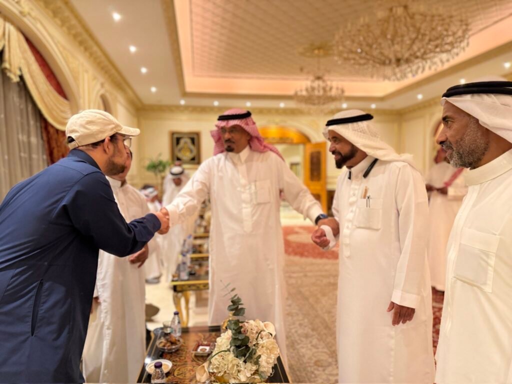 في لفتة مفعمة بالوفاء والدعم.. أبطال “متلازمة النجاح” في ضيافة الشيخ عبداللطيف العبداللطيف