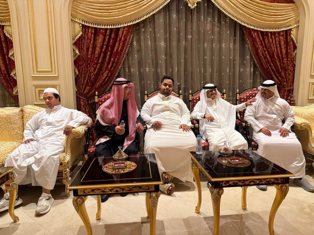 في لفتة مفعمة بالوفاء والدعم.. أبطال “متلازمة النجاح” في ضيافة الشيخ عبداللطيف العبداللطيف