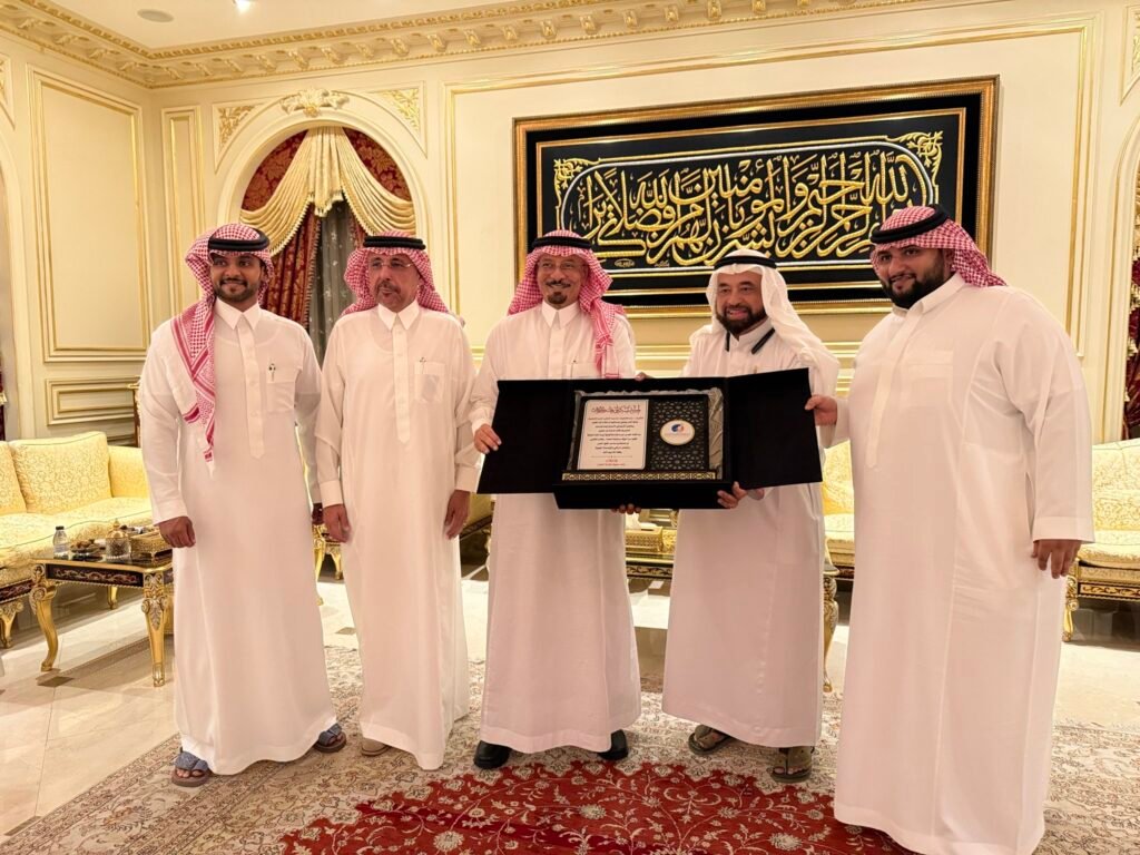 في لفتة مفعمة بالوفاء والدعم.. أبطال “متلازمة النجاح” في ضيافة الشيخ عبداللطيف العبداللطيف