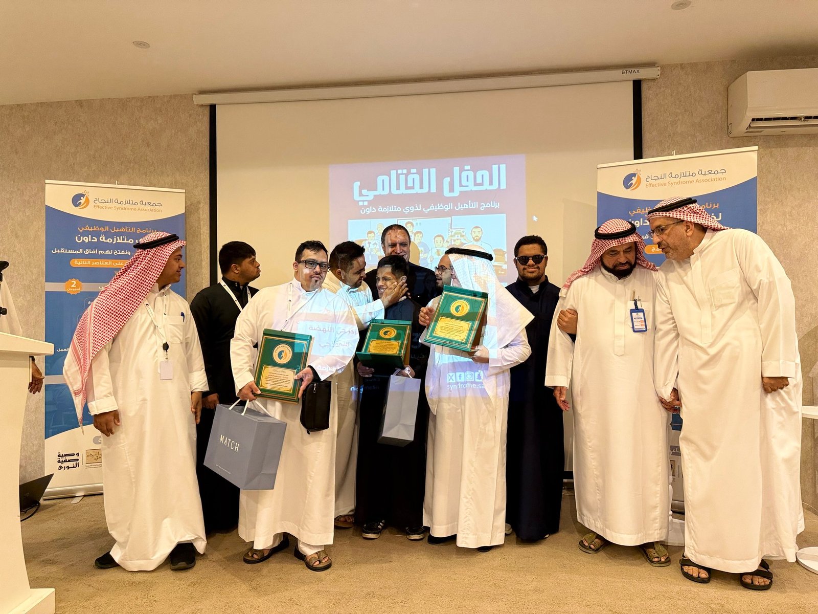 بمشاركة المسؤولين والأهالي.. جمعية “متلازمة النجاح” تحتفي بتخرج أبنائها وبناتها من البرنامج التأهيل الوظيفي بجدة