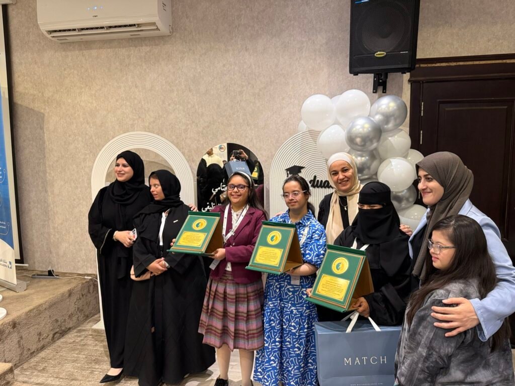 بمشاركة المسؤولين والأهالي.. جمعية “متلازمة النجاح” تحتفي بتخرج أبنائها وبناتها من البرنامج التأهيل الوظيفي بجدة