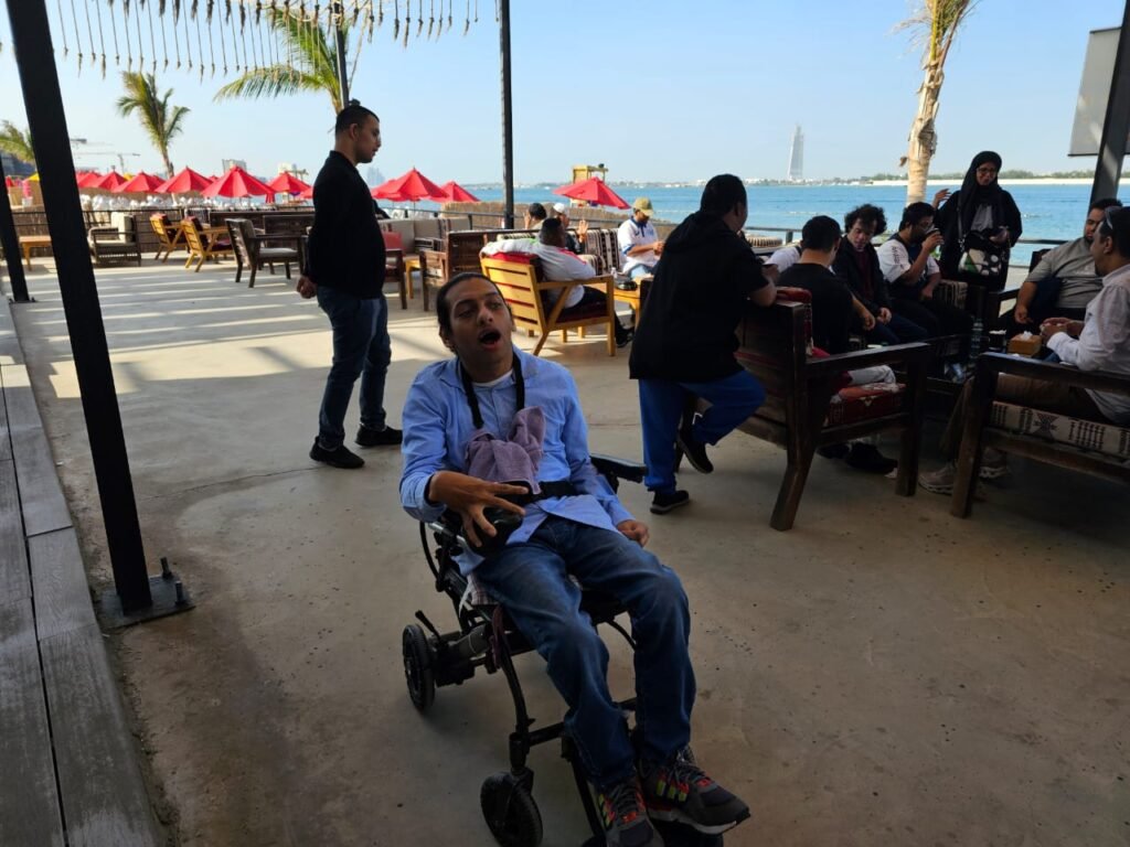 أبطال “متلازمة النجاح” في جولة ترفيهية على كورنيش جدة
