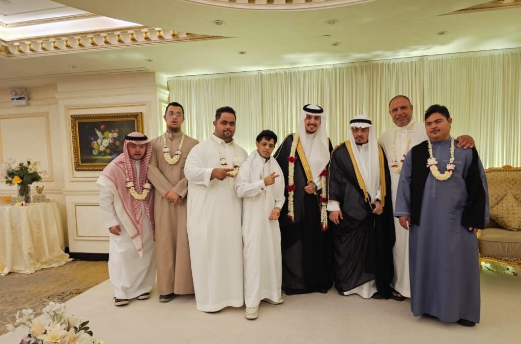 تعزيزاً للأواصر الاجتماعية.. أبناء “جمعية متلازمة النجاح” يشاركون زميلهم فرحة زواج شقيقه