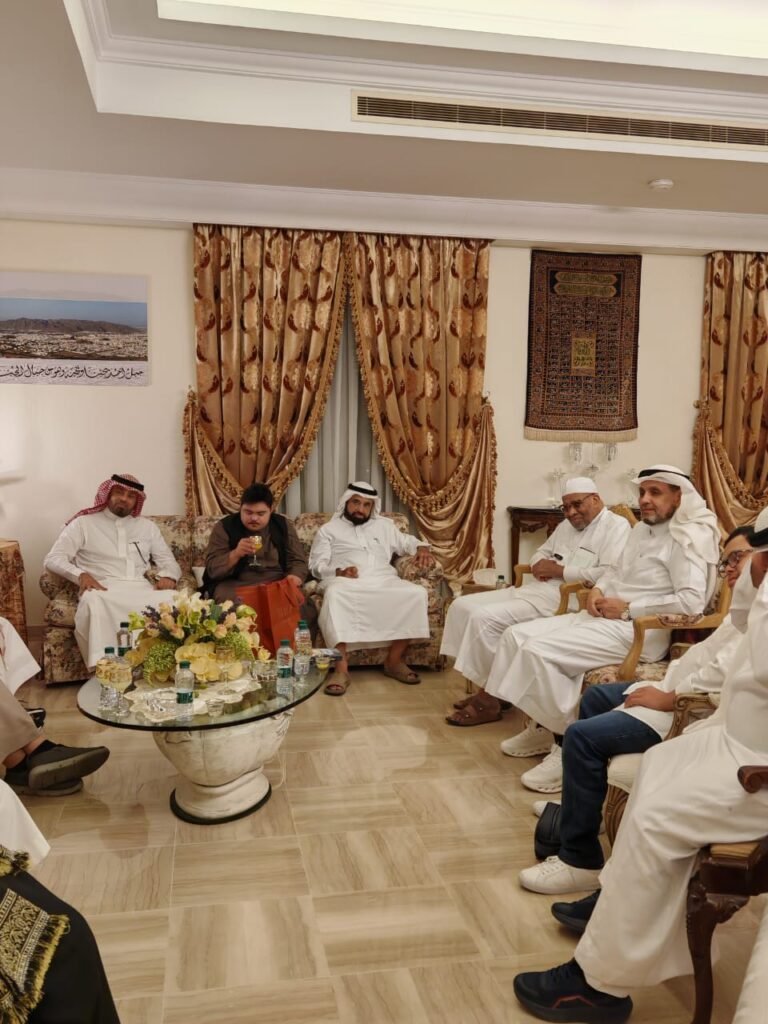 في زيارة أخوية.. قيادات الجمعية وأبناؤها يزورون رئيس البنك الإسلامي للتنمية سابقاً في منزله