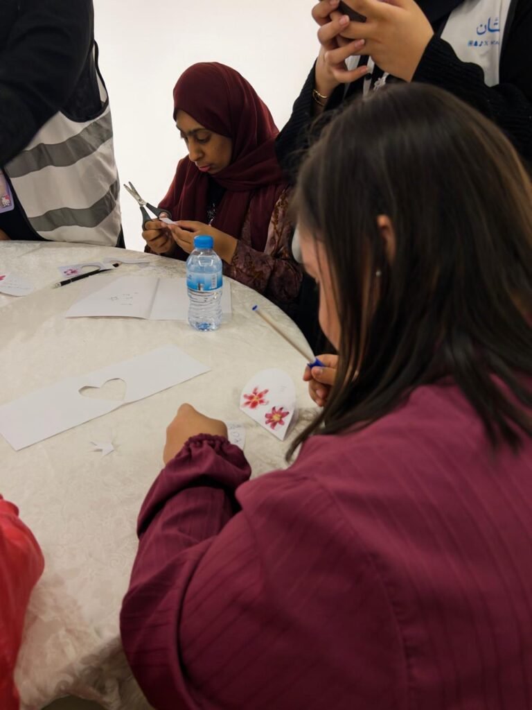 فتيات جمعية متلازمة النجاح يرسمن البهجة لمرضى الكلى في مبادرة ” حنية “