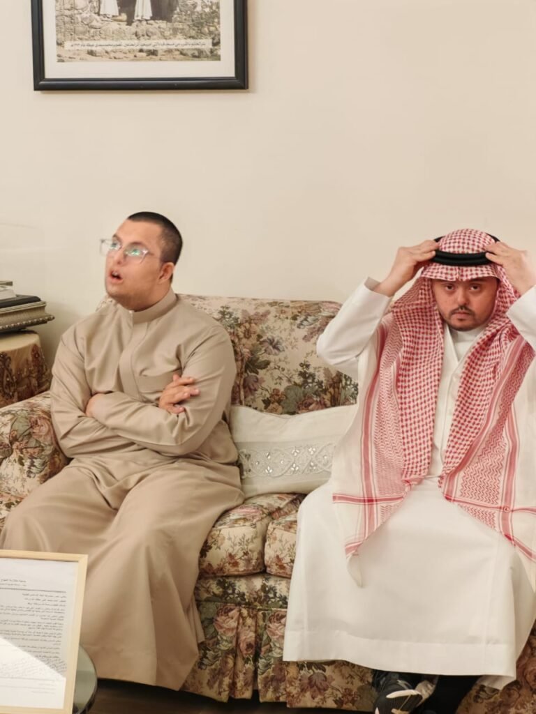 في زيارة أخوية.. قيادات الجمعية وأبناؤها يزورون رئيس البنك الإسلامي للتنمية سابقاً في منزله