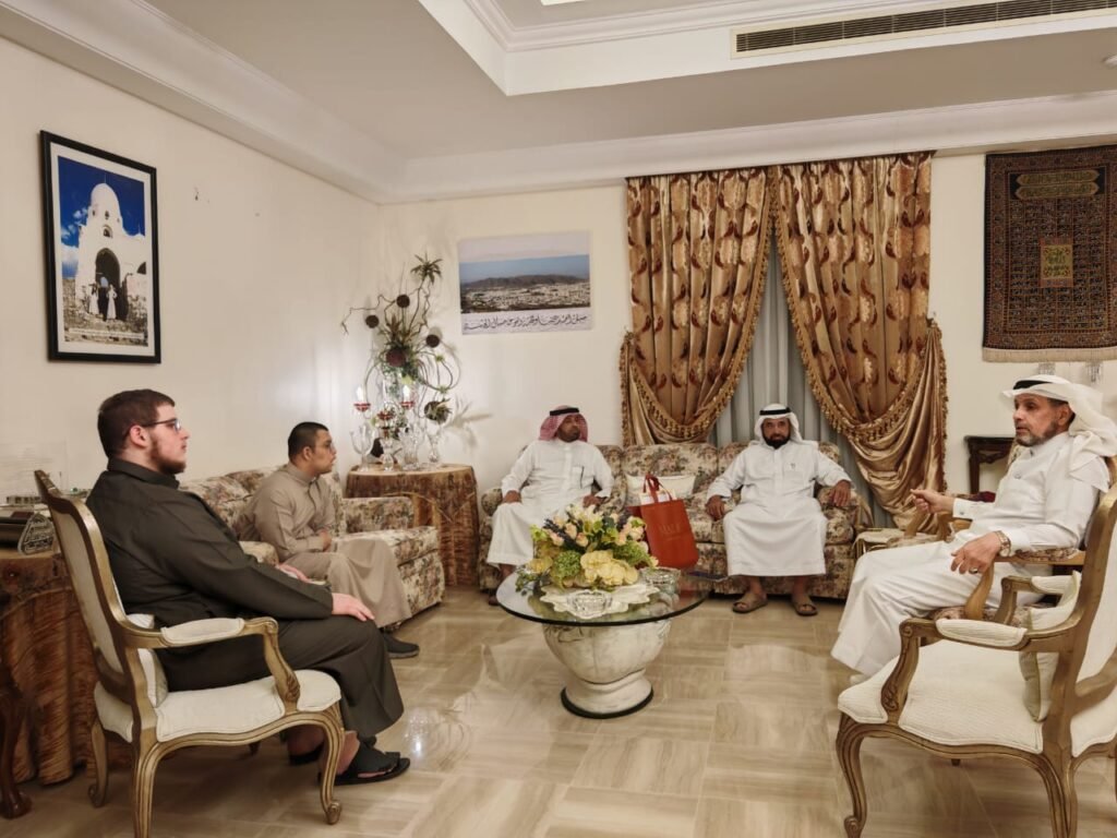 في زيارة أخوية.. قيادات الجمعية وأبناؤها يزورون رئيس البنك الإسلامي للتنمية سابقاً في منزله