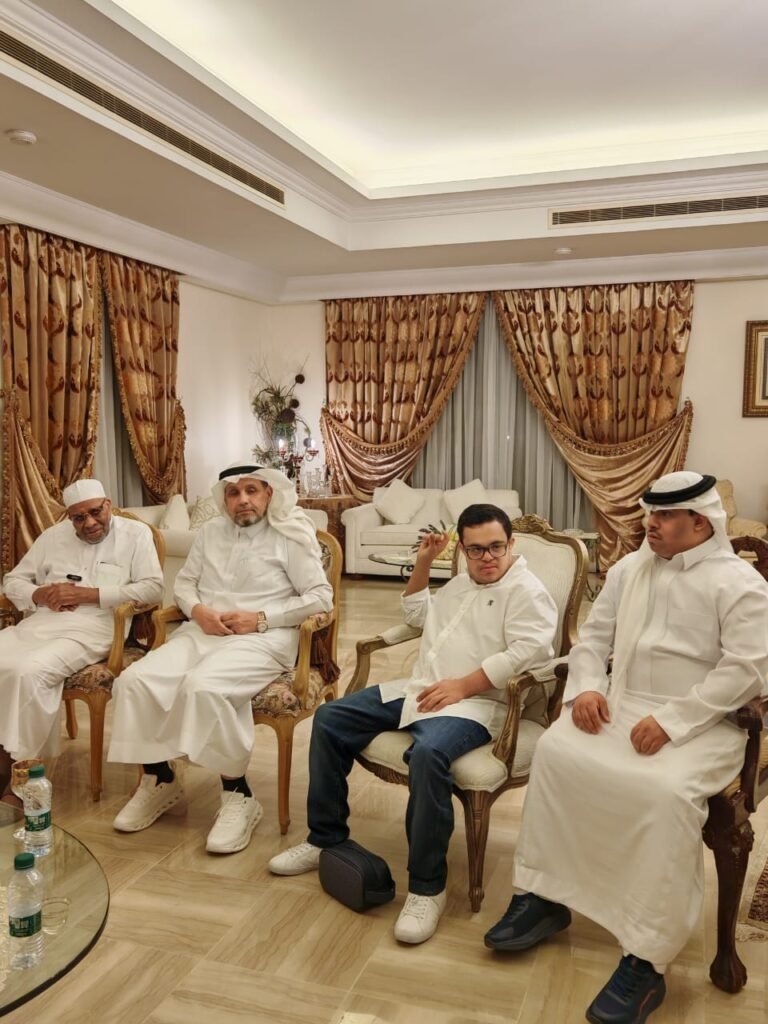 في زيارة أخوية.. قيادات الجمعية وأبناؤها يزورون رئيس البنك الإسلامي للتنمية سابقاً في منزله