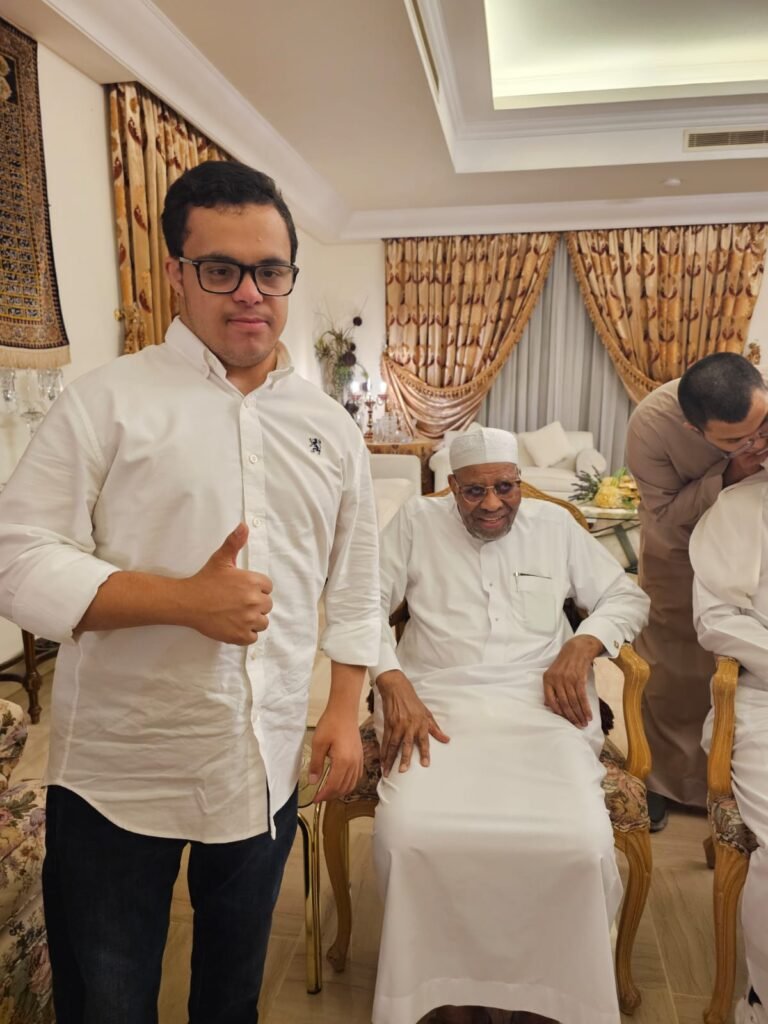 في زيارة أخوية.. قيادات الجمعية وأبناؤها يزورون رئيس البنك الإسلامي للتنمية سابقاً في منزله