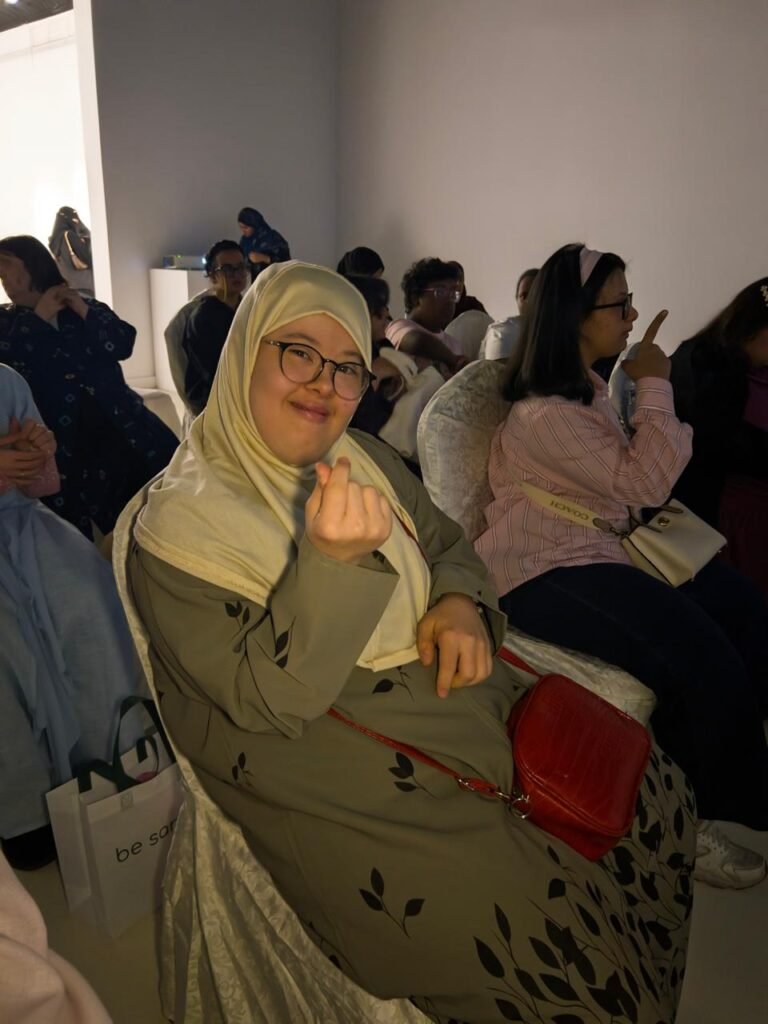 فتيات جمعية متلازمة النجاح يرسمن البهجة لمرضى الكلى في مبادرة ” حنية “