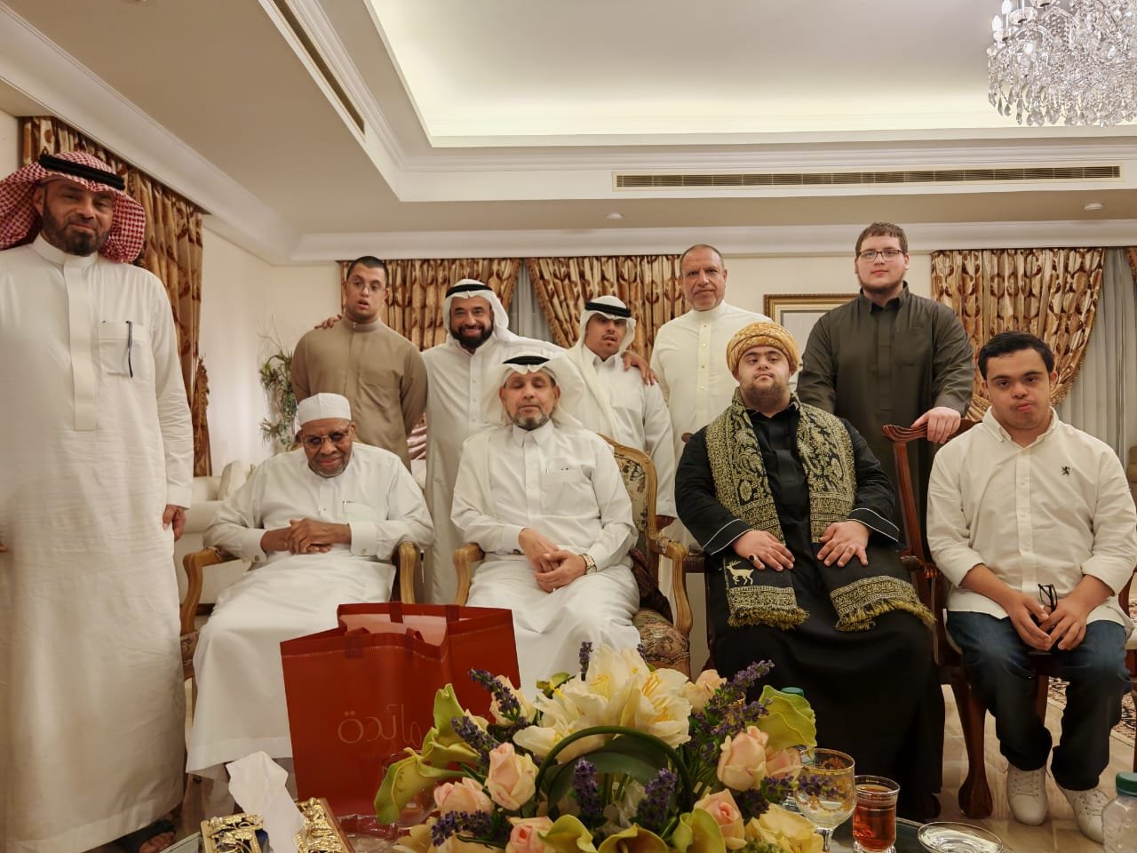 في زيارة أخوية.. قيادات الجمعية وأبناؤها يزورون رئيس البنك الإسلامي للتنمية سابقاً في منزله
