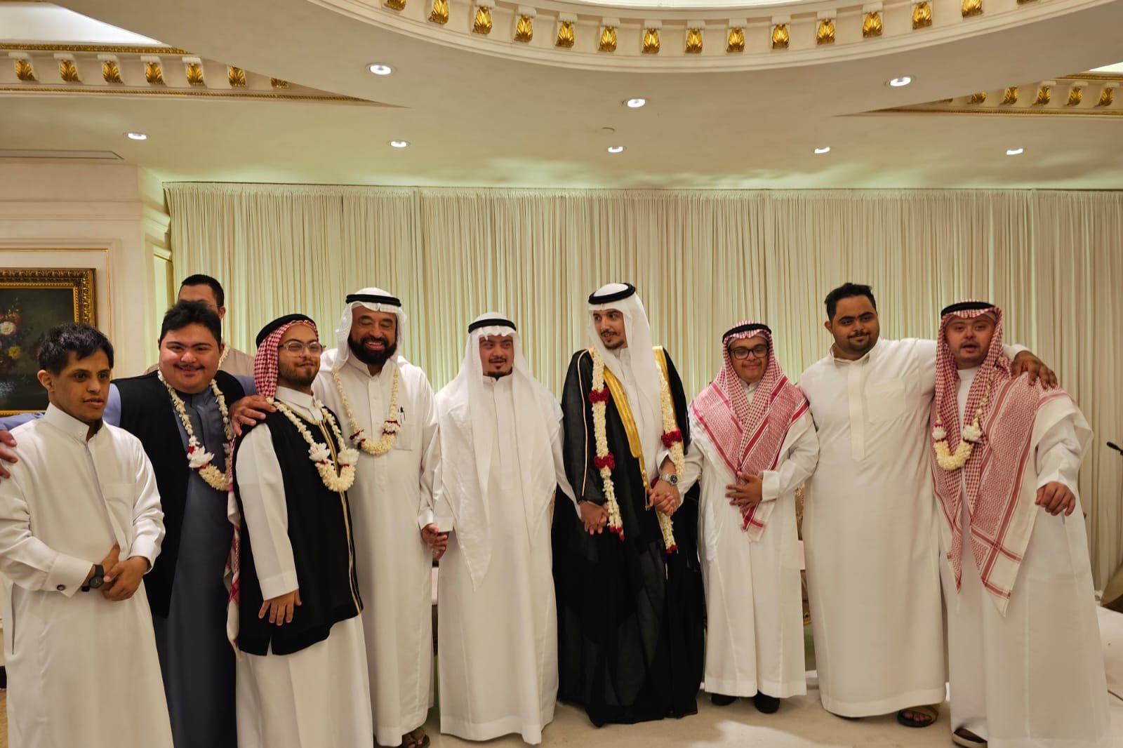 في لفتة أخوية دافئة.. مدير “متلازمة النجاح” وأبناء الجمعية يشاركون “السليمان” فرحة زواج أخيه