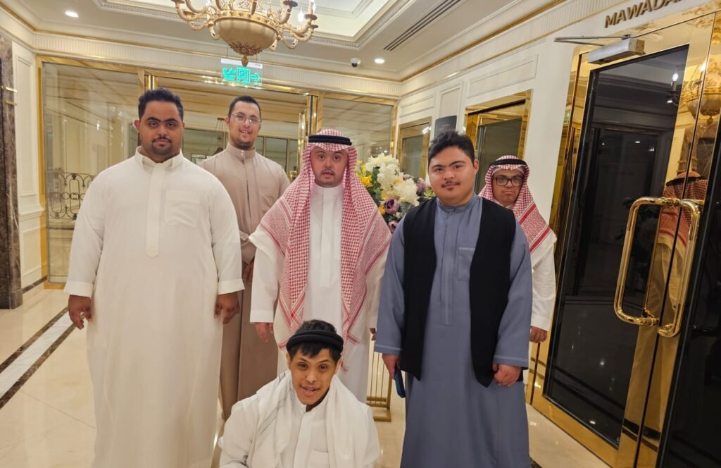 في لفتة أخوية دافئة.. مدير “متلازمة النجاح” وأبناء الجمعية يشاركون “السليمان” فرحة زواج أخيه