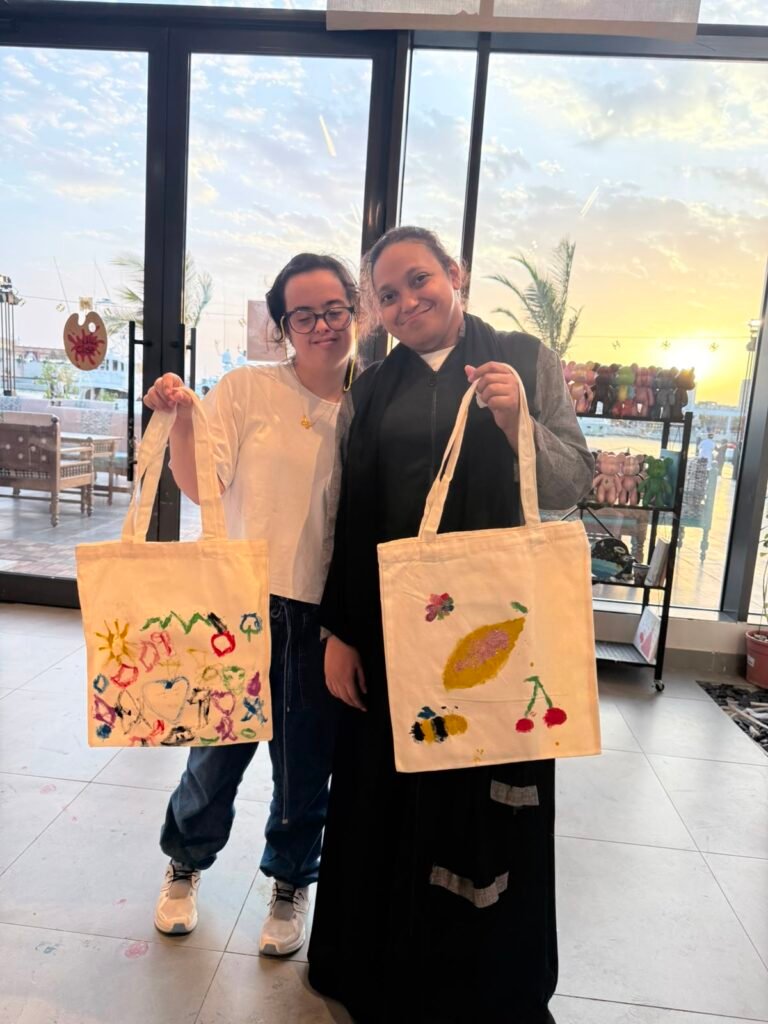 ضمن أنشطتها المستمرة.. الجمعية تنظم ورشة “الرسم على الحقائب” بالتعاون مع “Art Dose”
