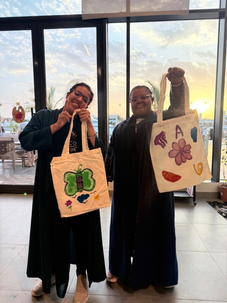 ضمن أنشطتها المستمرة.. الجمعية تنظم ورشة “الرسم على الحقائب” بالتعاون مع “Art Dose”