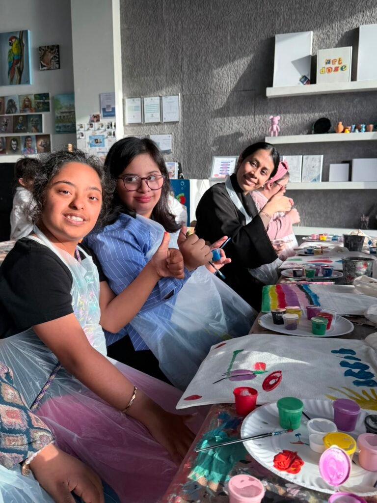 ضمن أنشطتها المستمرة.. الجمعية تنظم ورشة “الرسم على الحقائب” بالتعاون مع “Art Dose”
