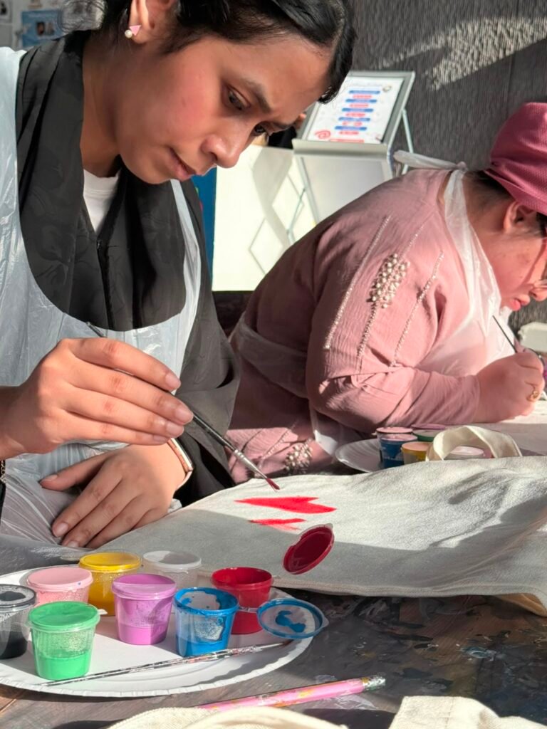 ضمن أنشطتها المستمرة.. الجمعية تنظم ورشة “الرسم على الحقائب” بالتعاون مع “Art Dose”