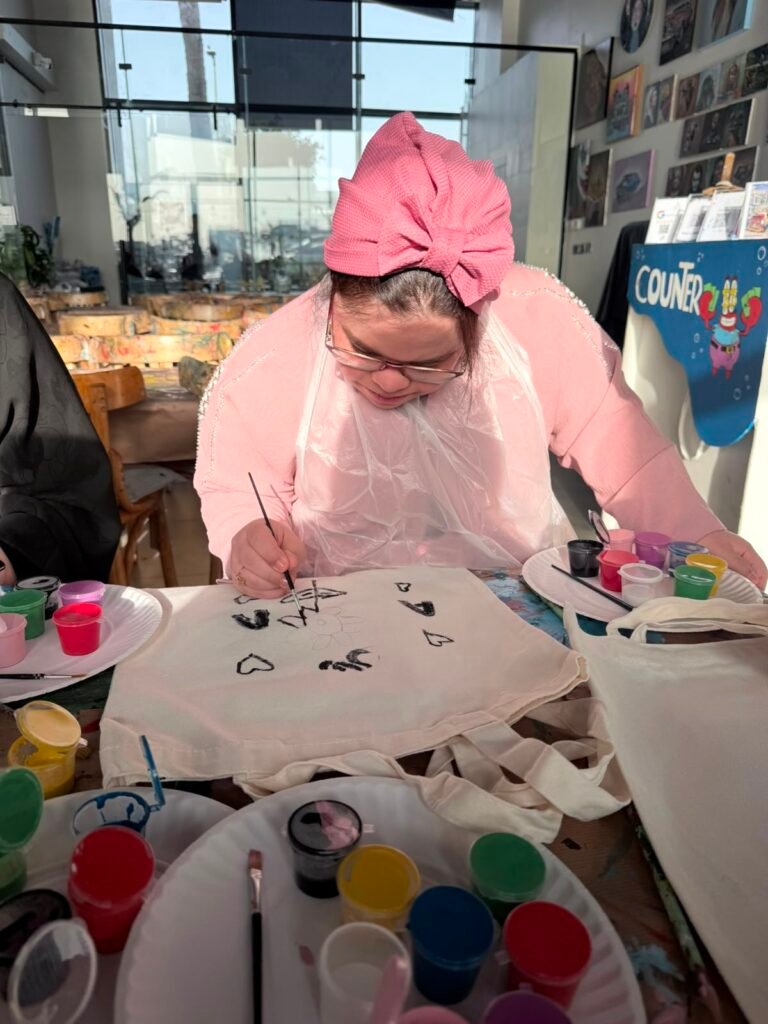 ضمن أنشطتها المستمرة.. الجمعية تنظم ورشة “الرسم على الحقائب” بالتعاون مع “Art Dose”