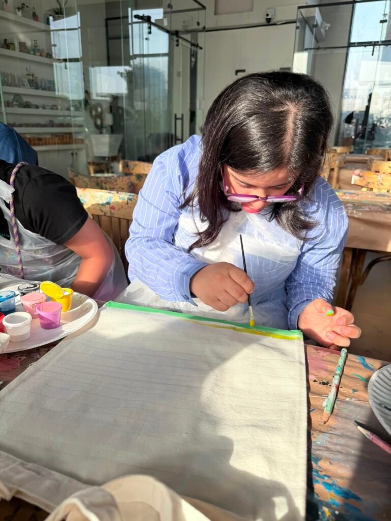 ضمن أنشطتها المستمرة.. الجمعية تنظم ورشة “الرسم على الحقائب” بالتعاون مع “Art Dose”