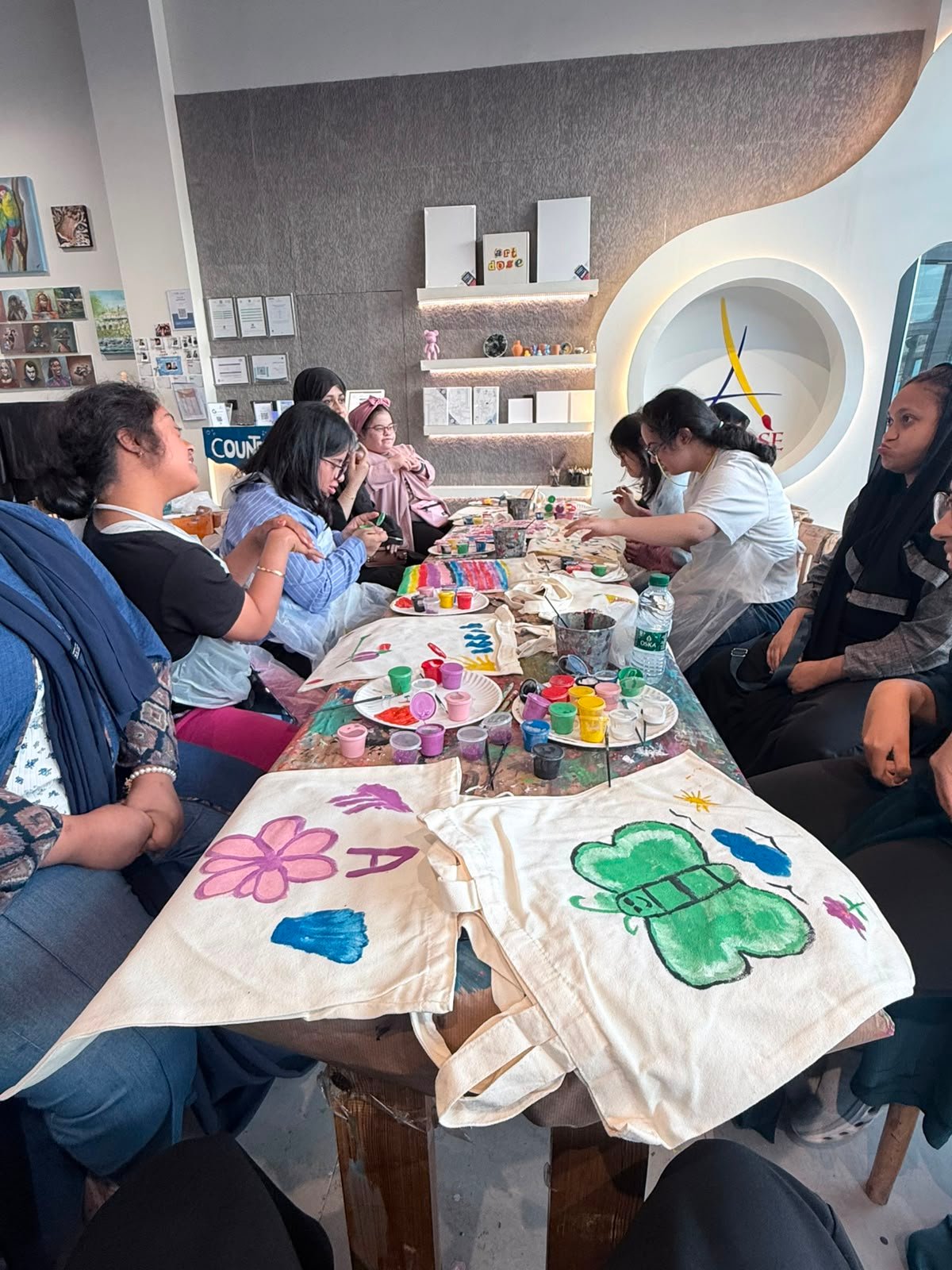 ضمن أنشطتها المستمرة.. الجمعية تنظم ورشة “الرسم على الحقائب” بالتعاون مع “Art Dose”