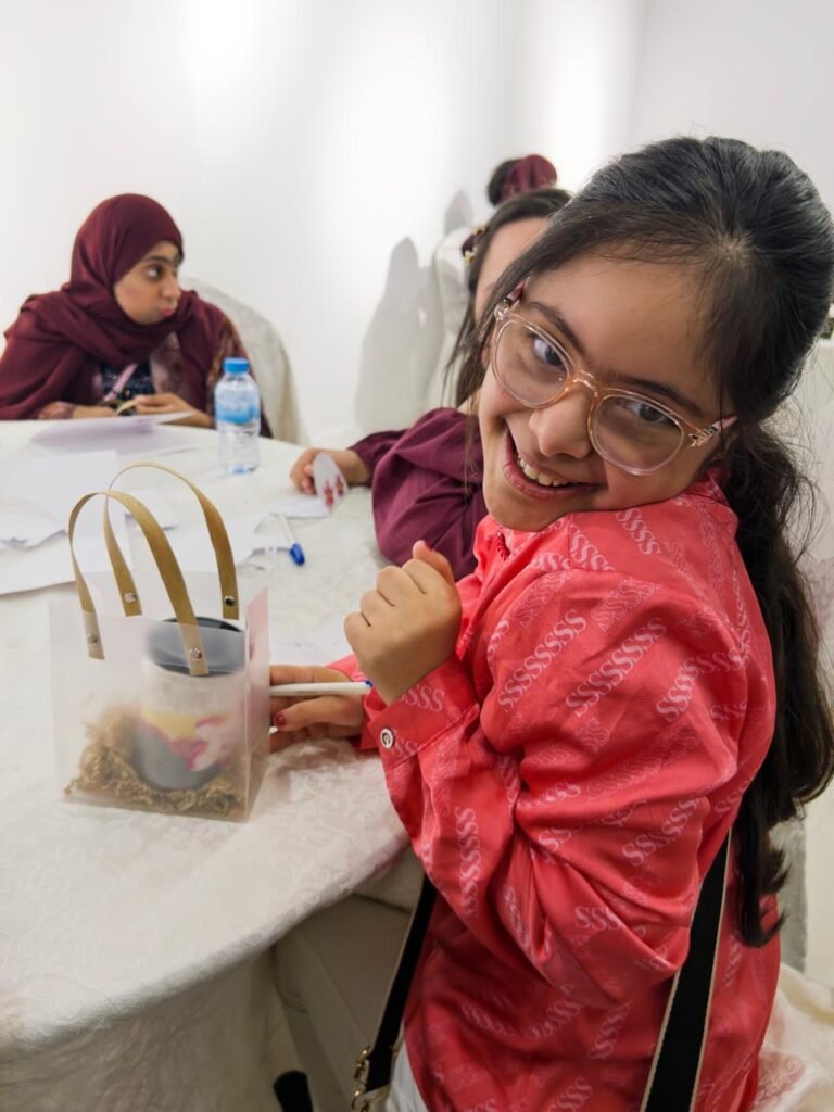 فتيات جمعية متلازمة النجاح يرسمن البهجة لمرضى الكلى في مبادرة ” حنية “
