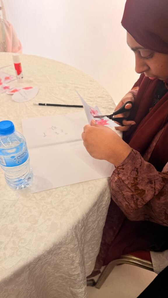 فتيات جمعية متلازمة النجاح يرسمن البهجة لمرضى الكلى في مبادرة ” حنية “