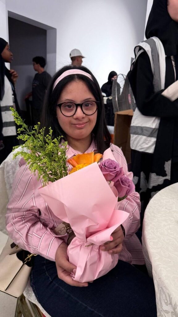 فتيات جمعية متلازمة النجاح يرسمن البهجة لمرضى الكلى في مبادرة ” حنية “